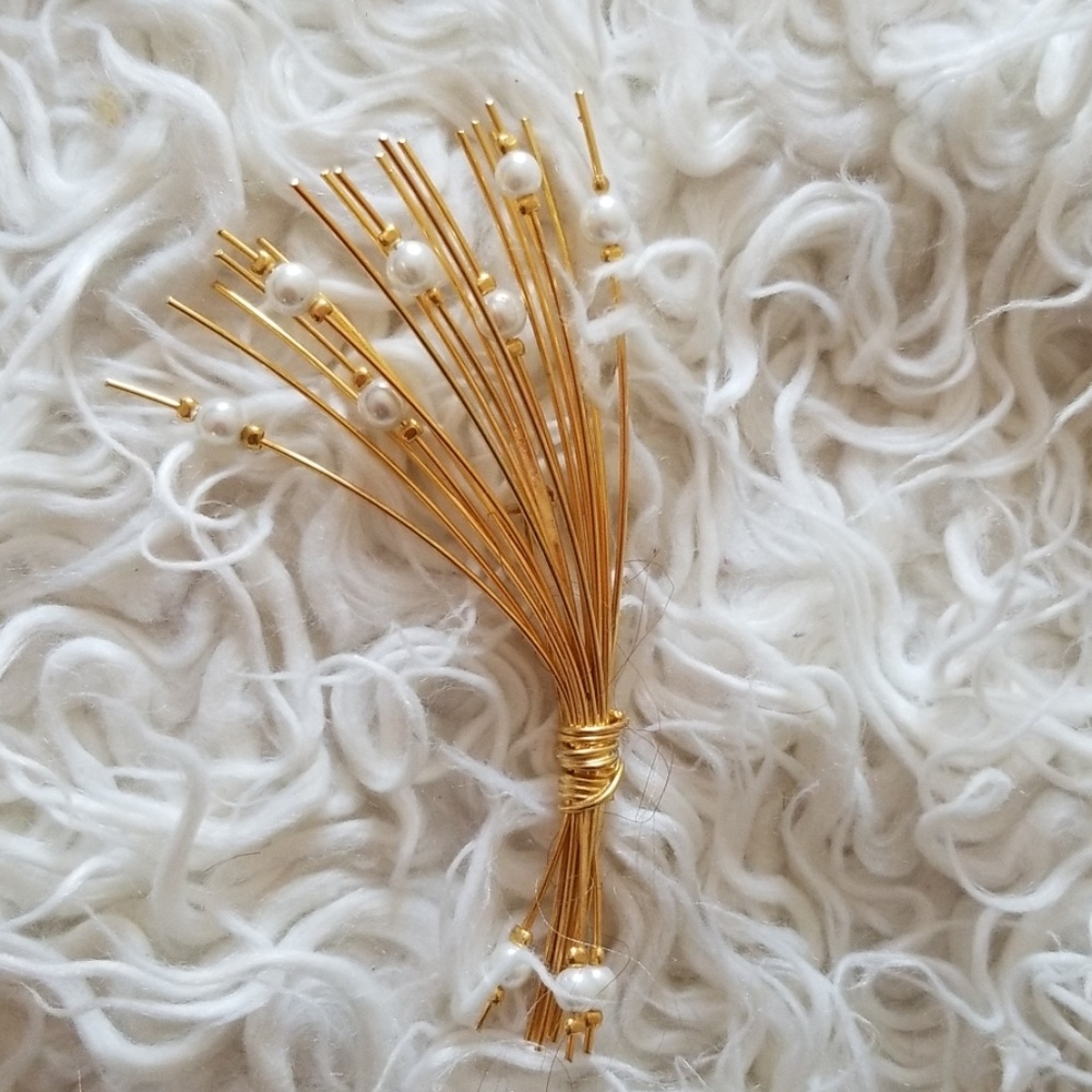 Broom Pearl and gold pin brooch